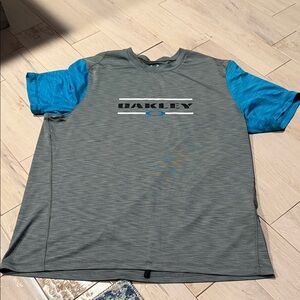 Oakley Men's Gray Tee with Blue Sleeves